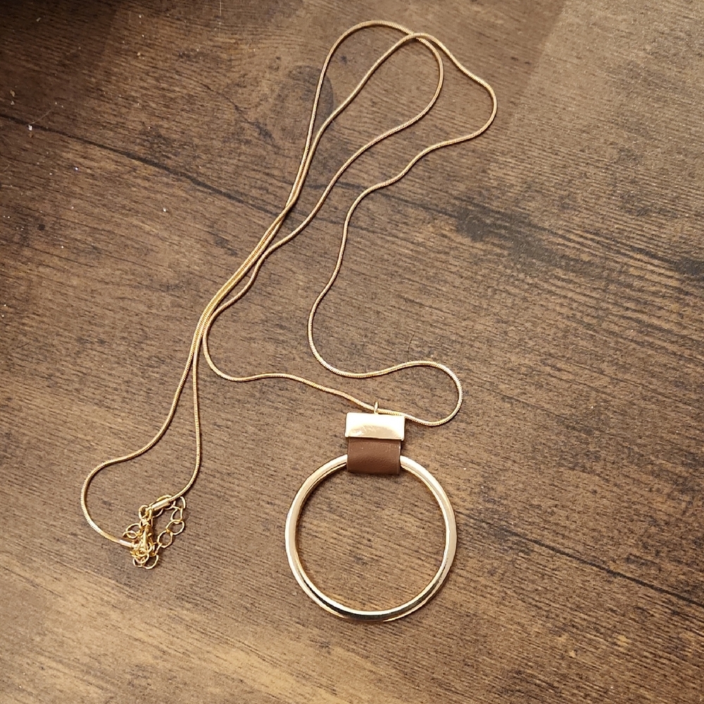 Elegant Gold Pendant Necklace - Picture 4 of 5